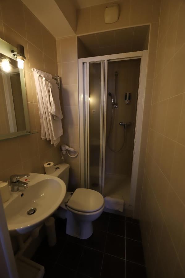 Hotel Du Roussillon Paryż Zewnętrze zdjęcie