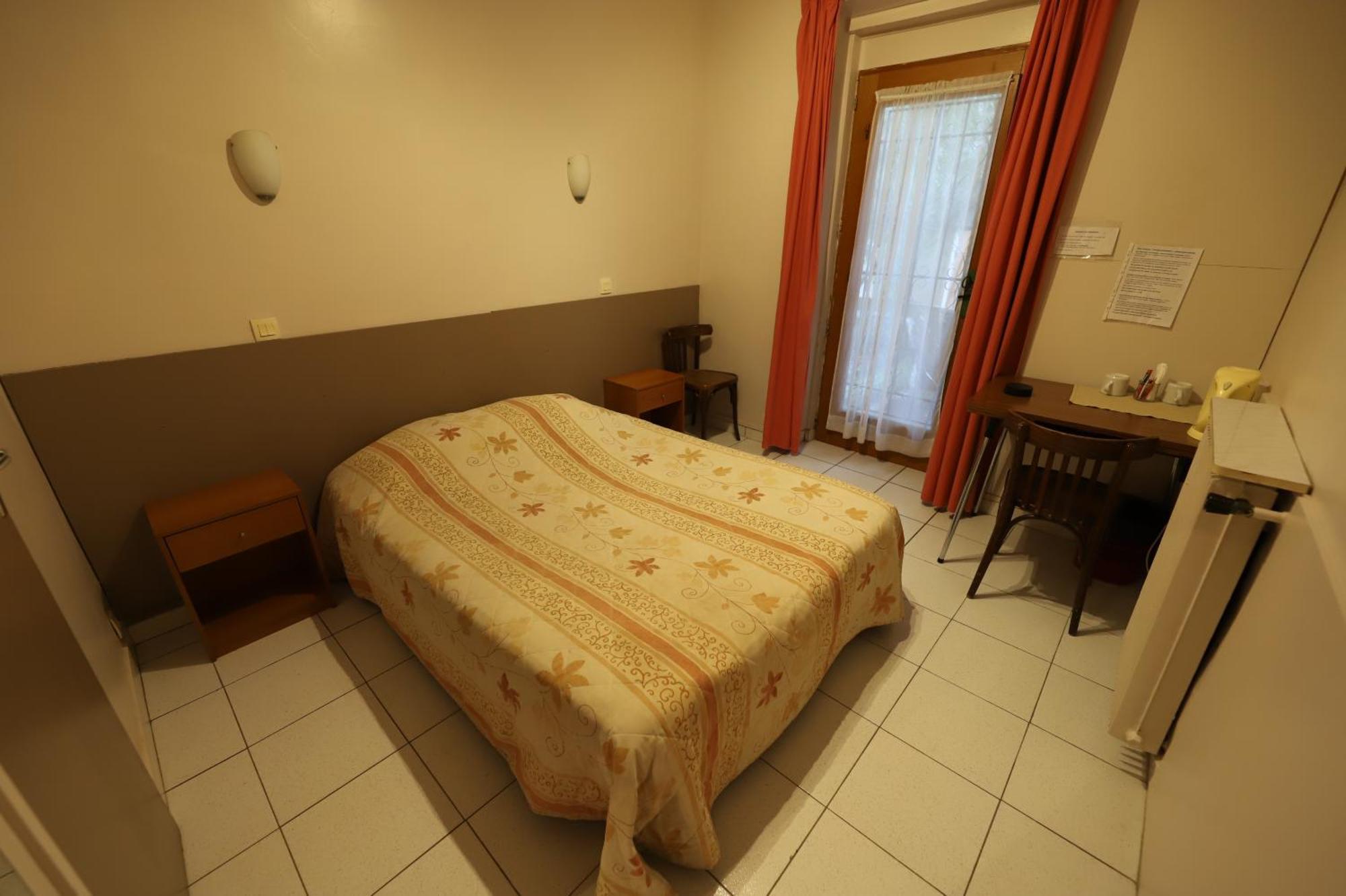 Hotel Du Roussillon Paryż Zewnętrze zdjęcie